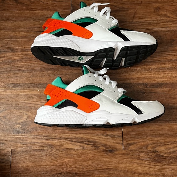 Nike Air Huaraches - Picture 2 of 4